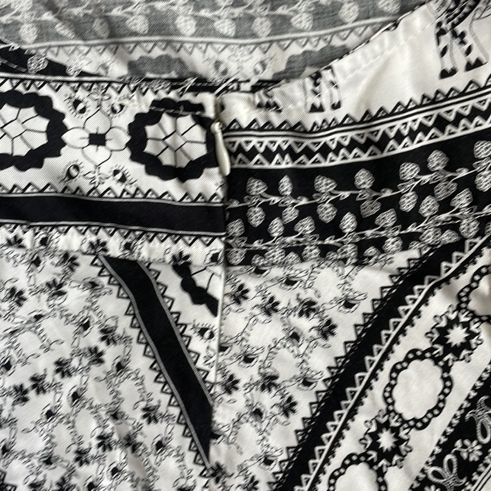 ✨NWOT Black & White Romper✨ - Picture 6 of 7